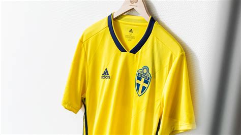 adidas fotbollskläder.